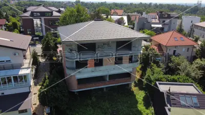 Haus 969 m², Pantovčak, Hof und neues Dach - 6