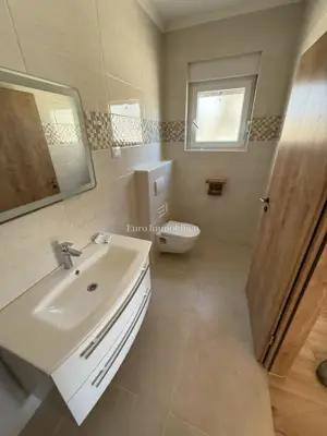 Kamena prizemnica 134 m², Vrsi - bazen i uređeno dvorište - 12