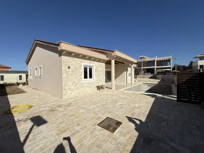Kamena prizemnica 134 m², Vrsi - bazen i uređeno dvorište