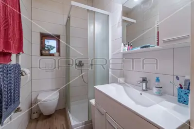 House 380 m², Pula Veli vrh, pool and 5 apartments - 13