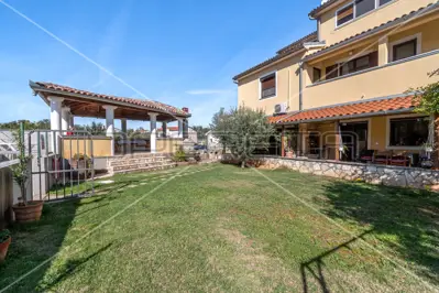 House 380 m², Pula Veli vrh, pool and 5 apartments - 7