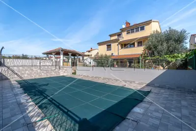 House 380 m², Pula Veli vrh, pool and 5 apartments - 6