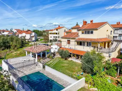 House 380 m², Pula Veli vrh, pool and 5 apartments