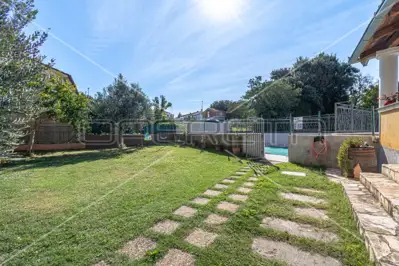 House 380 m², Pula Veli vrh, pool and 5 apartments - 8