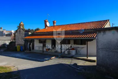 Imanje 340 m², Pićan - dvije kamene kuće i zemljište 3.200 m² - 2