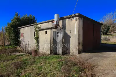 Imanje 340 m², Pićan - dvije kamene kuće i zemljište 3.200 m² - 3