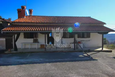 Imanje 340 m², Pićan - dvije kamene kuće i zemljište 3.200 m²
