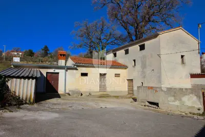 Imanje 340 m², Pićan - dvije kamene kuće i zemljište 3.200 m² - 4