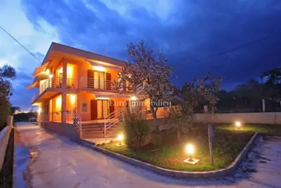 Apartmanska kuća sa sedam apartmana, blizina plaže!