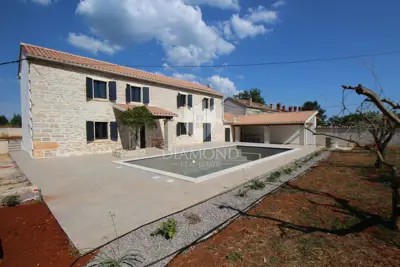 Kamena kuća 170 m², Barban - bazen i 4 spavaće sobe