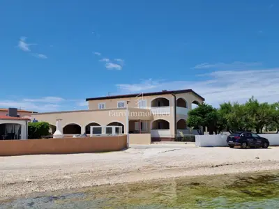 Vir, apartmanska kuća prvi red do mora - 2