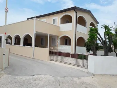 Vir, apartmanska kuća prvi red do mora