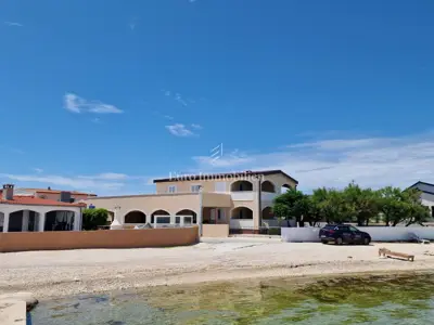 Vir, apartmanska kuća prvi red do mora - 16
