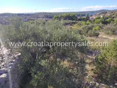 Građevinsko zemljište 1.799 m², Otok Brač - mirna lokacija
