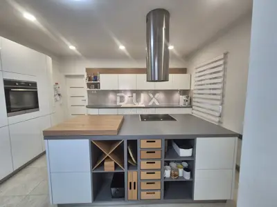 House 185 m², Zemunik Donji - two residential floors - 14