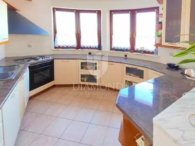 Kuća u Rovinju, 700 m od mora i veliki potencijal - 4