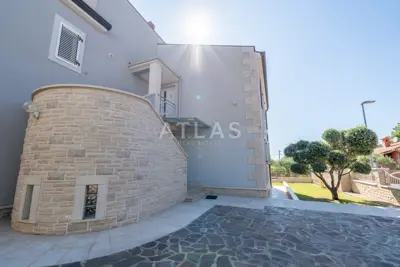 Kaštelir - villa with four apartments and a pool - 10