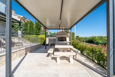 Kaštelir - villa with four apartments and a pool - 7