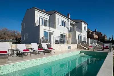 Kaštelir - vila s četiri stana i bazenom