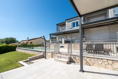 Kaštelir - villa with four apartments and a pool - 4