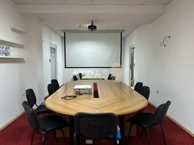 Poslovni prostor u Rijeci, Škurinje - 13 prostorija i 3 parkirna mjesta