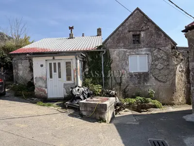 House in Bribir, quiet location and atrium courtyard