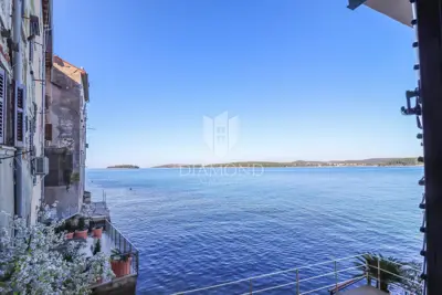Apartment 55 m², Rovinj center - first row to the sea