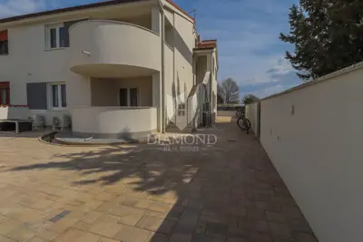 Stan u Šišanu, prizemlje duplex kuće i 3 spavaće sobe - 2