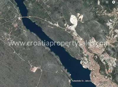 Grundstück 14.436 m², Martinska bei Šibenik, Blick auf die Stadt