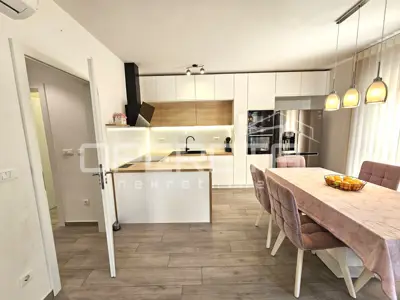Wohnung 77 m², Podstrana - 4 Zimmer, Loggia und Parkplatz - 5
