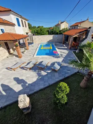 Otok Krk, Malinska - okolica, novouređena kamena kuća s bazenom