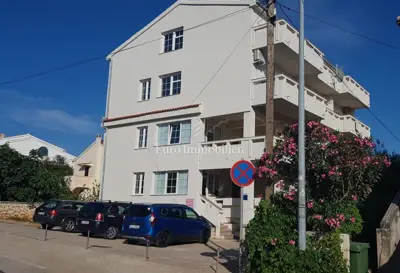 Kuća u Novalji, 9 stambenih jedinica i novi krov