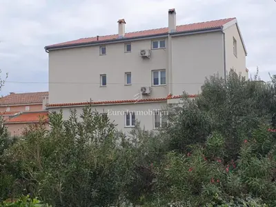 Kuća u Novalji, 9 stambenih jedinica i novi krov - 15