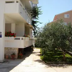 Kuća u Novalji, 9 stambenih jedinica i novi krov - 12