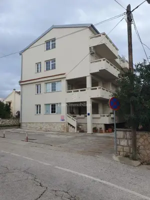 Kuća u Novalji, 9 stambenih jedinica i novi krov - 2