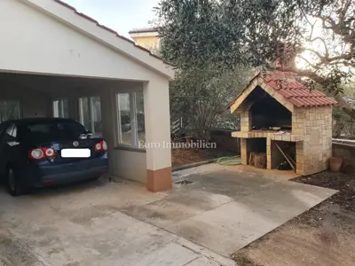 Kuća u Novalji, 9 stambenih jedinica i novi krov - 3
