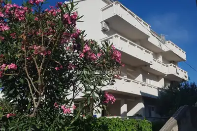 Kuća u Novalji, 9 stambenih jedinica i novi krov - 14