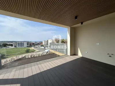 Apartment 900 m from the center of Novigrad, sea view and terrace