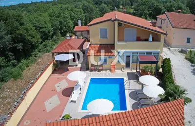 Apartmenthaus 280 m², Poreč - Pool und Sommerküche