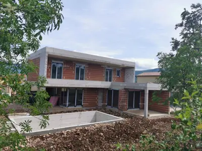 Haus 170 m², Kršan - Pool und Außenterrassen