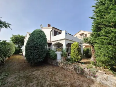 Apartmenthaus 192 m², Linardići na Krku, teilweiser Meerblick