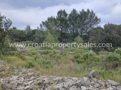 Landwirtschaftsfläche 2.000 m², Otok Hvar - ruhige Lage - 2