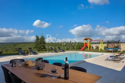 Vila 273 m², Kunj, Raša - pogled na Učku i grijani bazen - 9