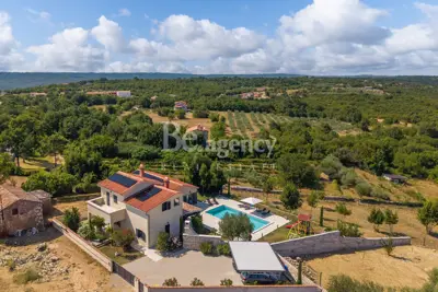 Vila 273 m², Kunj, Raša - pogled na Učku i grijani bazen - 12