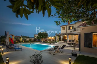 Vila 273 m², Kunj, Raša - pogled na Učku i grijani bazen - 3