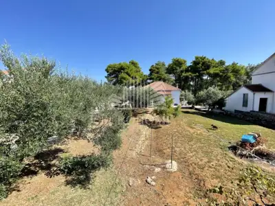 Vir, center, 877 m² plot with a 121 m² house for renovation