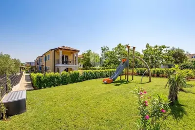 Poreč, okolica – atraktivan kompleks vile i apartmana s bazenom - 14