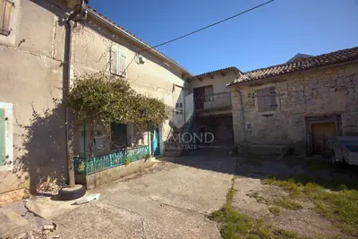 Kuća 115 m², Hum - kamena gradnja i dvorište