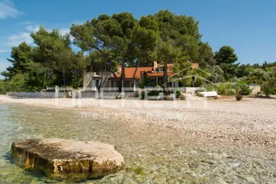 Kuća kraj samoga mora, 198 m², sa bazenom, Supetar, Brač