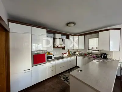 Haus 370 m², Vodice - ruhige Lage in Meeresnähe